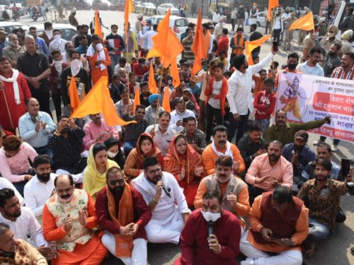 भगवे ध्वजों के साथ हजारों की संख्या में भारत नगर चौक पर हिन्दू समाज ने रोष धरना लगा किया श्री हनुमान चालीसा जी का पाठ