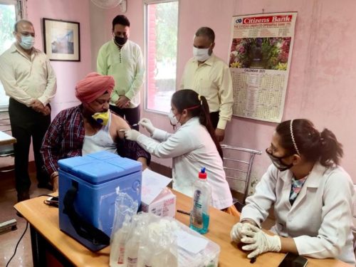 दूरदर्शन केन्द्र और आकाशवाणी केन्द्र के कर्मचारियों ने करवाया टीकाकरण
