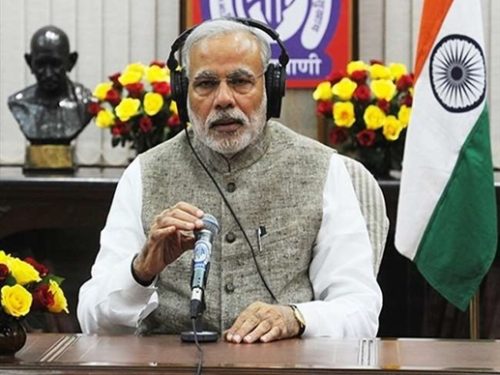 प्रधानमंत्री ने कोविड-19 की स्थिति पर राज्य और जिलों के अधिकारियों से बातचीत की