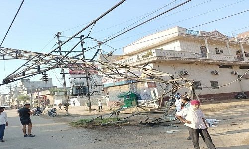 जनता नगर चौक के पास गिल रोड लुधियाना में ट्रक की जबरदस्त टक्कर से 66 केवी बिजली लाइन का खंभा टूटा