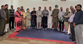 धर्मशाला के विस्तार के लिए विधायक राकेश पांडे ने पाला सिंह तूर मेमोरियल ट्रस्ट को दिया 5 लाख का चेक