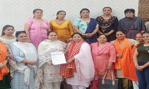 मनमीत कौर को महिला कांग्रेस हल्का पूर्वी-2 के ब्लॉक प्रधान का नियुक्ति पत्र देकर किया सम्मानित