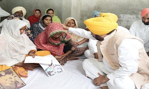 मुख्यमंत्री ने जम्मू-कश्मीर में शहीद हुए चार जवानों के परिवारों को वित्तीय मदद के रूप में एक-एक करोड़ रुपये के चैक सौंपे